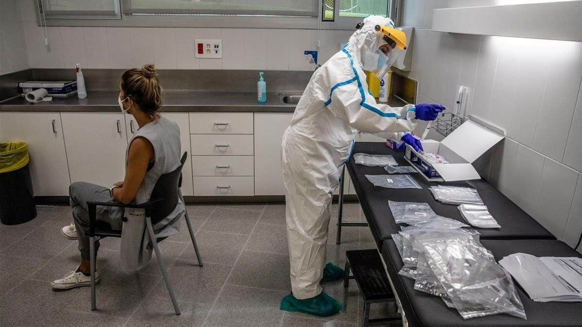 Una mujer se hace un test PCR para detectar el coronavirus en un CAP de Barcelona