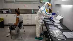 Una mujer se hace un test PCR para detectar el coronavirus en un CAP de Barcelona.