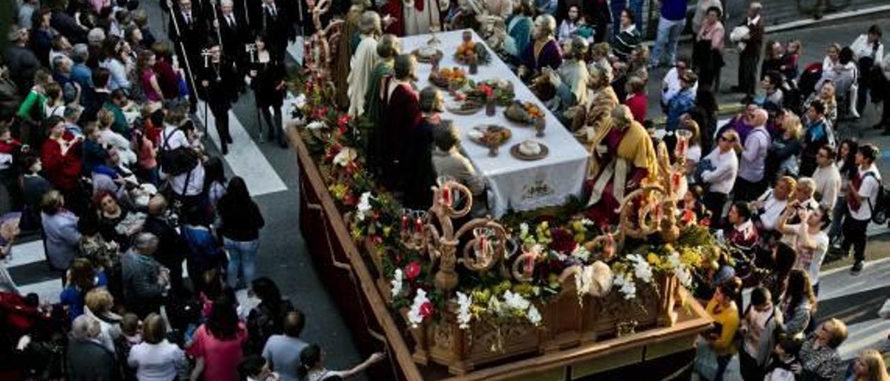 El trono de la Santa Cena durante la procesión de Lunes Santo.
