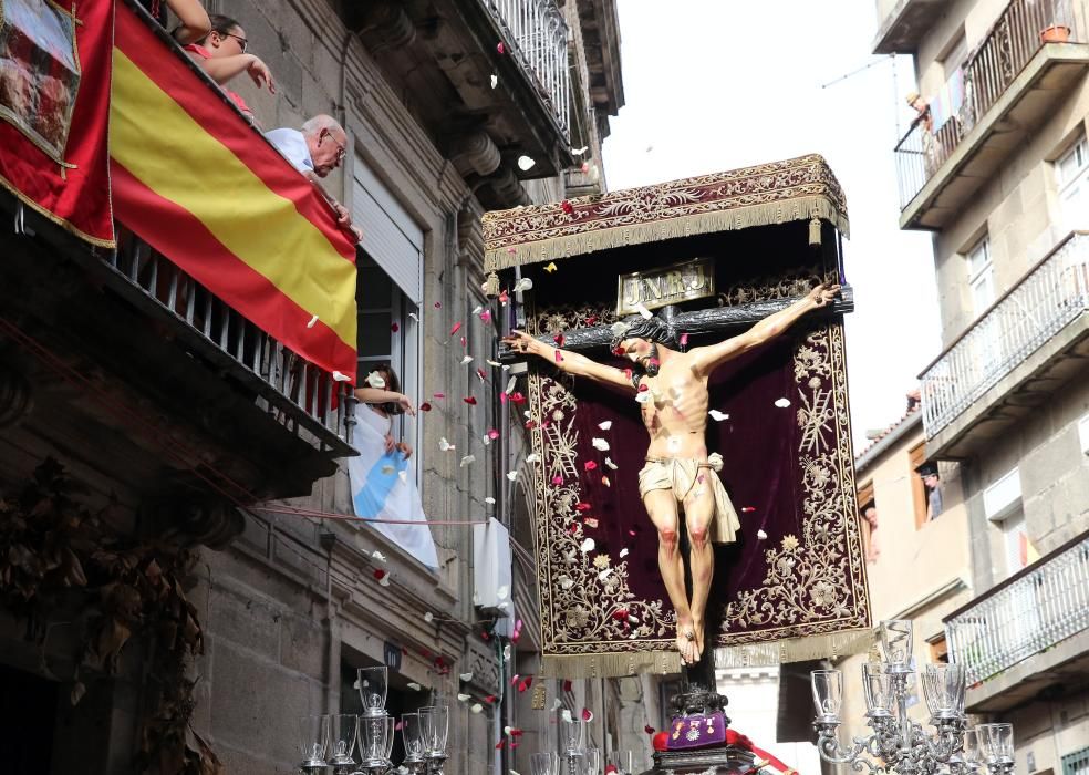 Miles de fieles acompañan a la imagen del nazareno en la tradicional procesión por el centro de la ciudad con principio y final en la Colegiata.