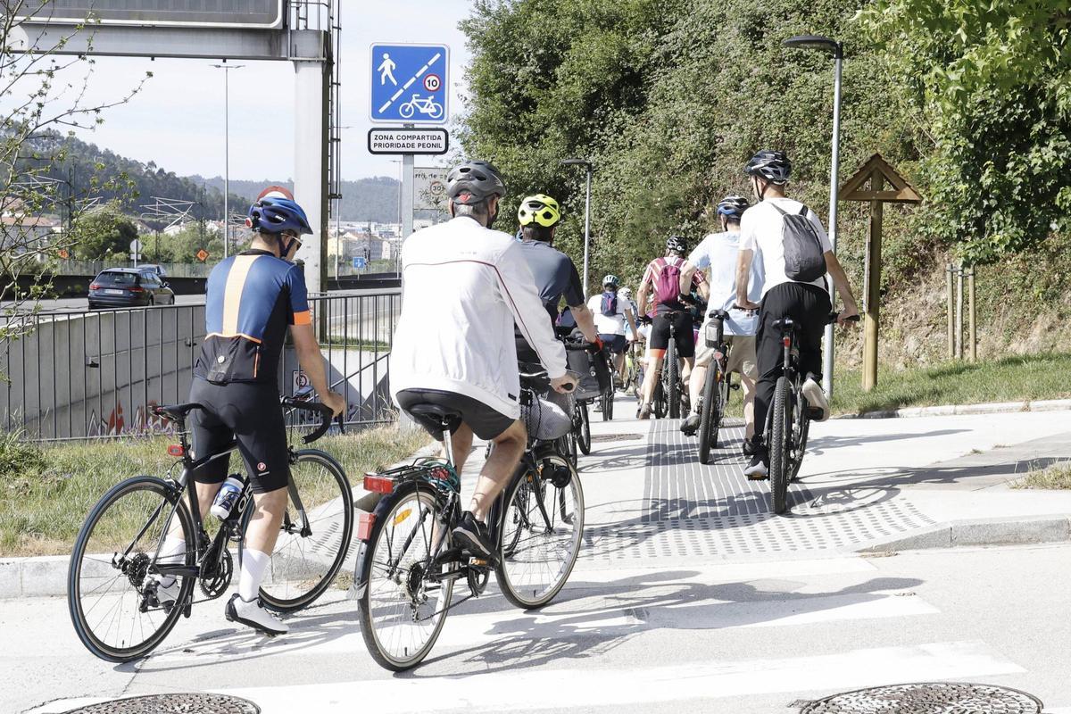 Una marcha ciclista reclama cambios en la movilidad de Santiago: "Pedimos que se pense tamén nas bicicletas e nos peóns" Una marcha ciclista reclama cambios en la movilidad de Santiago: "Pedimos que se pense tamén nas bicicletas e nos peóns"