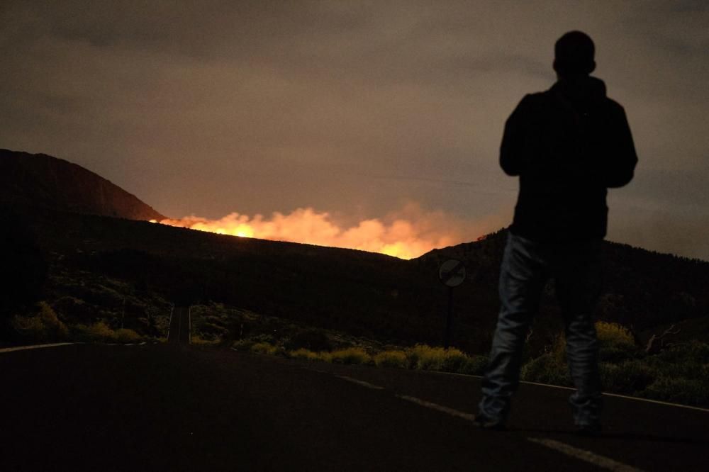 El incendio en el Teide sigue de noche