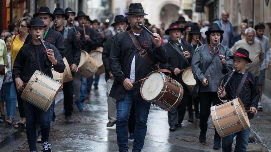 Los grupos de flauta y tamboril, en el inicio del desfile, desde la Plaza Mayor.