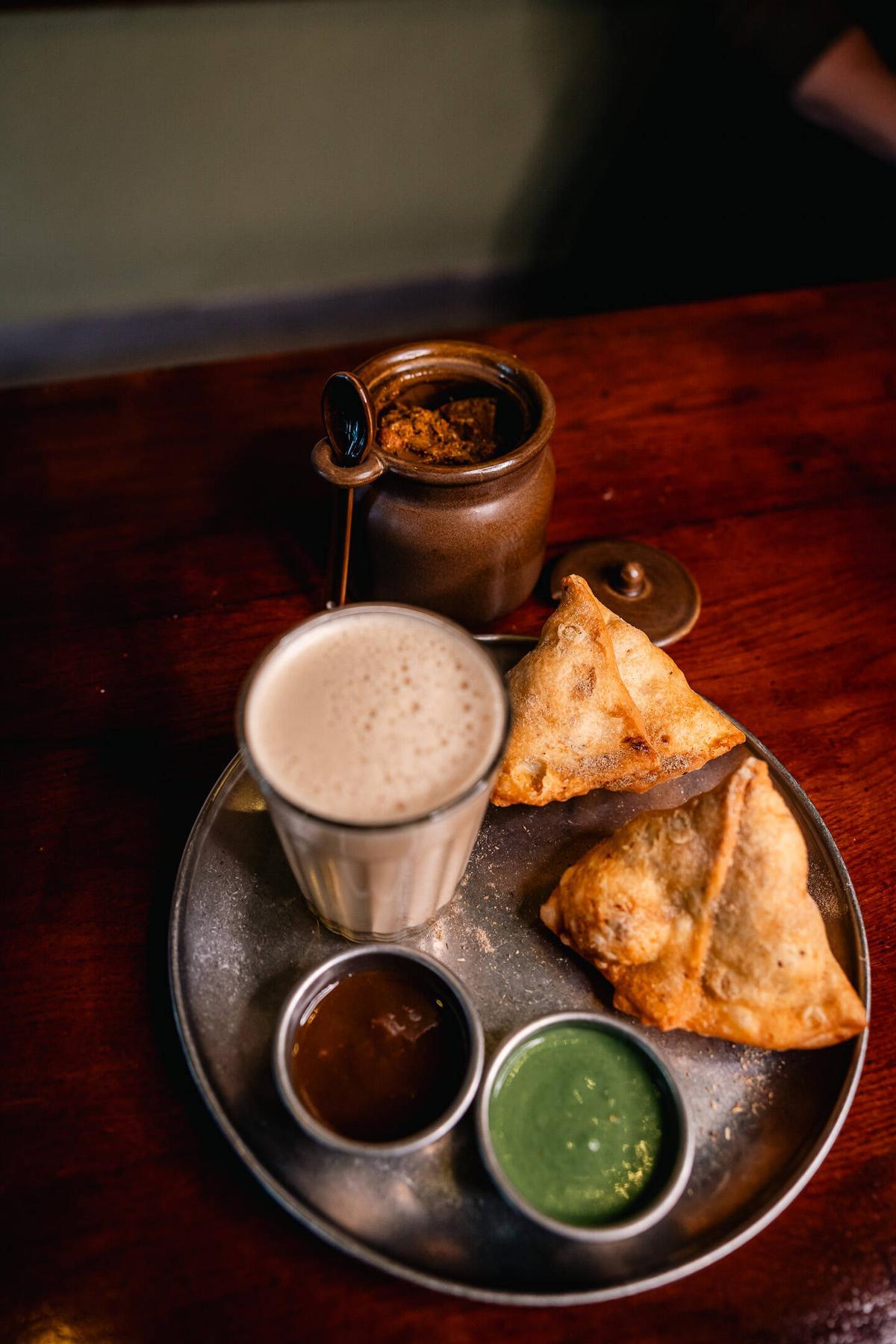 Samosas mit Lassi.