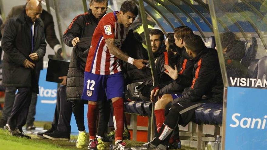 Augusto, en el momento de ser sustituido por Simeone. // José Lores