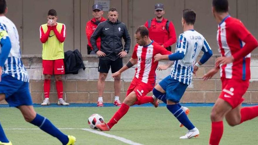 Gorka Santamaría se dispone a golpear el balón, ayer, en el partido ante el Izarra.