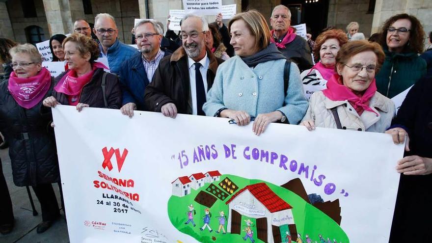 En el centro de la pancarta, José Luis Pinilla y la alcaldesa de Avilés, Mariví Monteserín.