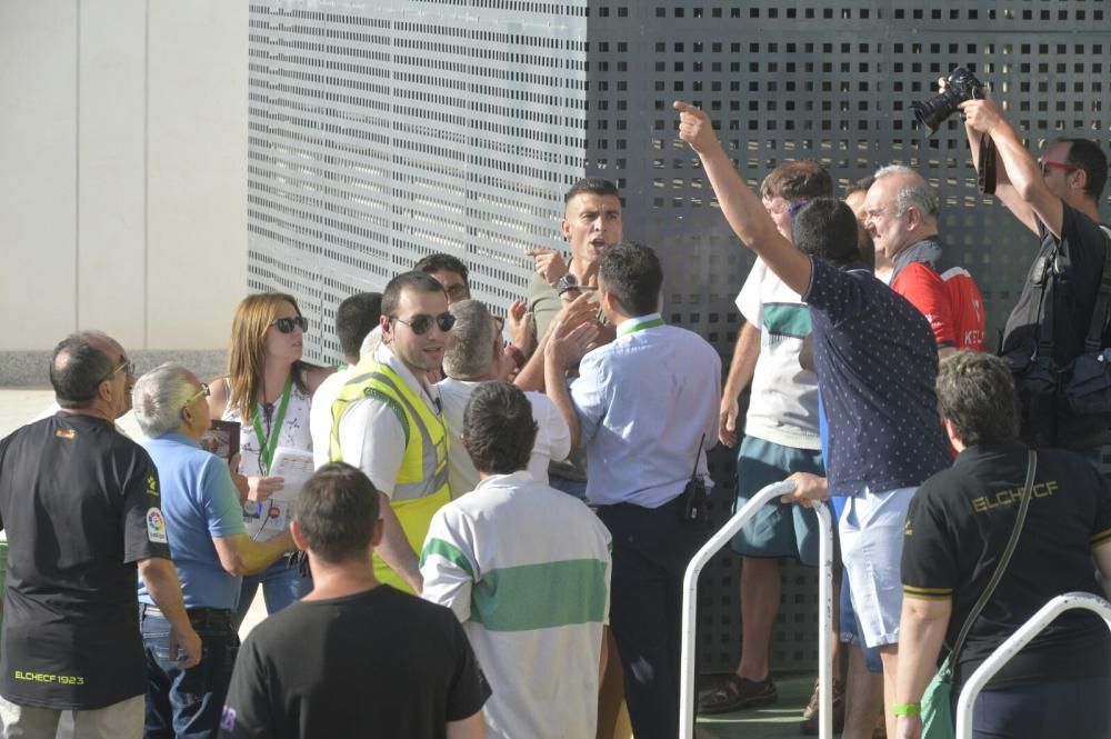 La afición recibe a los jugadores del Elche al grito de "mercenarios"