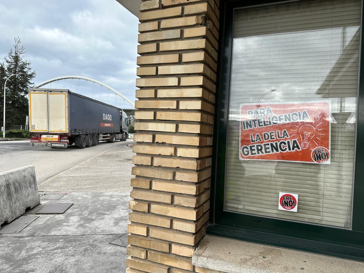 Cartel contra el ERE que se presentó al inicio, en la entrada a la planta.