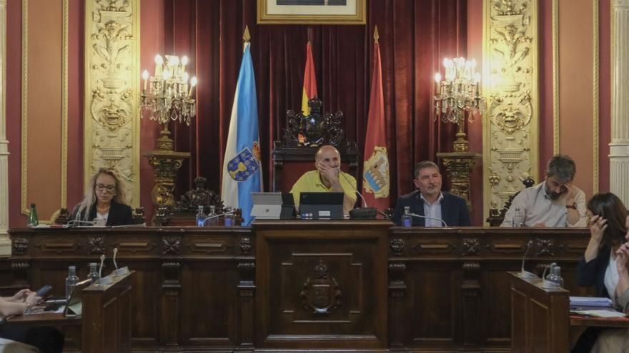 Pleno municipal celebrado ayer en el Concello. | Roi Cruz