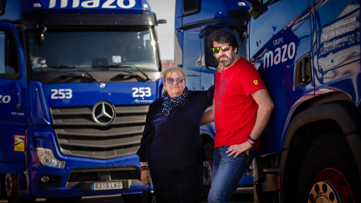 Ana Martínez y Sergio Sánchez, transportistas de Grupo  Mazo, en la base logística de Alzira (Valencia)