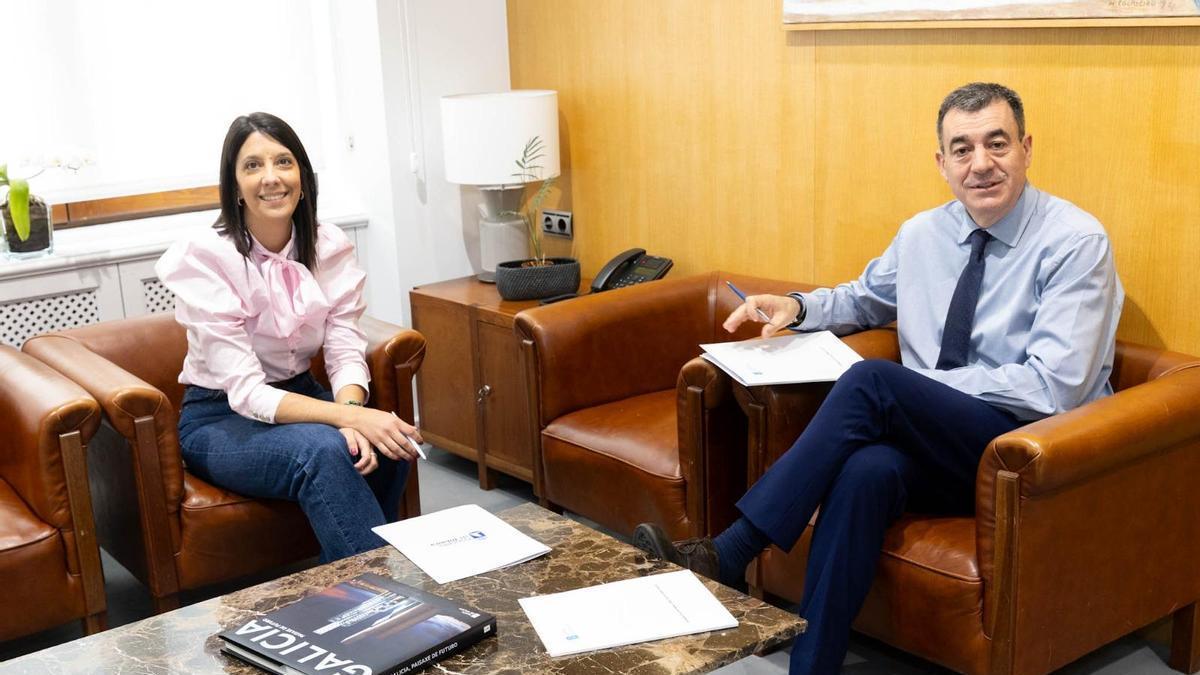 María Sampedro e Román Rodríguez na reunión celebrada en Santiago.