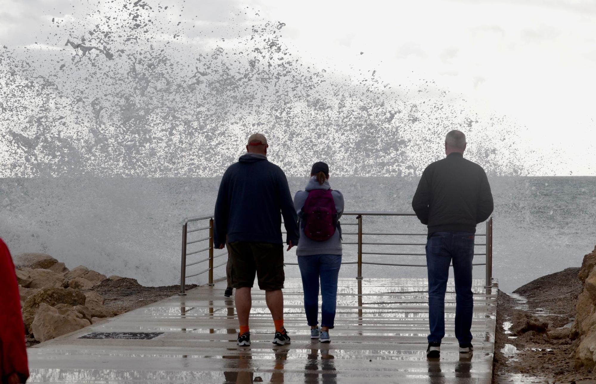 El temporal de Isaack golpea la playa del Postiguet y la Albufereta