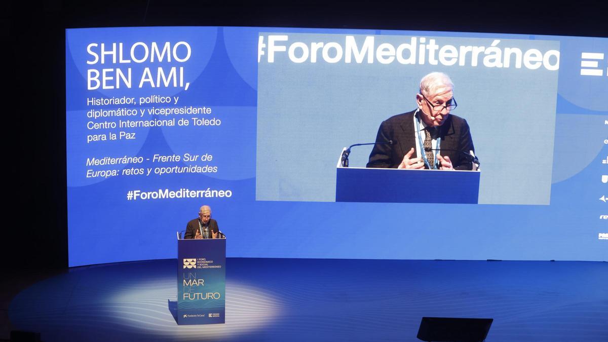Sholomo Ben Ami, historiador y diplomático, durante su ponencia en la segunda jornada del I Foro Económico y Social del Mediterráneo.