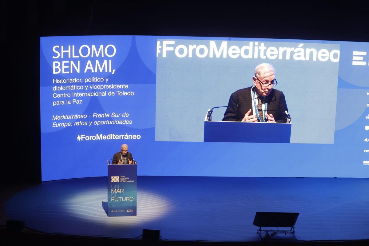 Sholomo Ben Ami, historiador y diplomático, durante su ponencia en la segunda jornada del I Foro Económico y Social del Mediterráneo.
