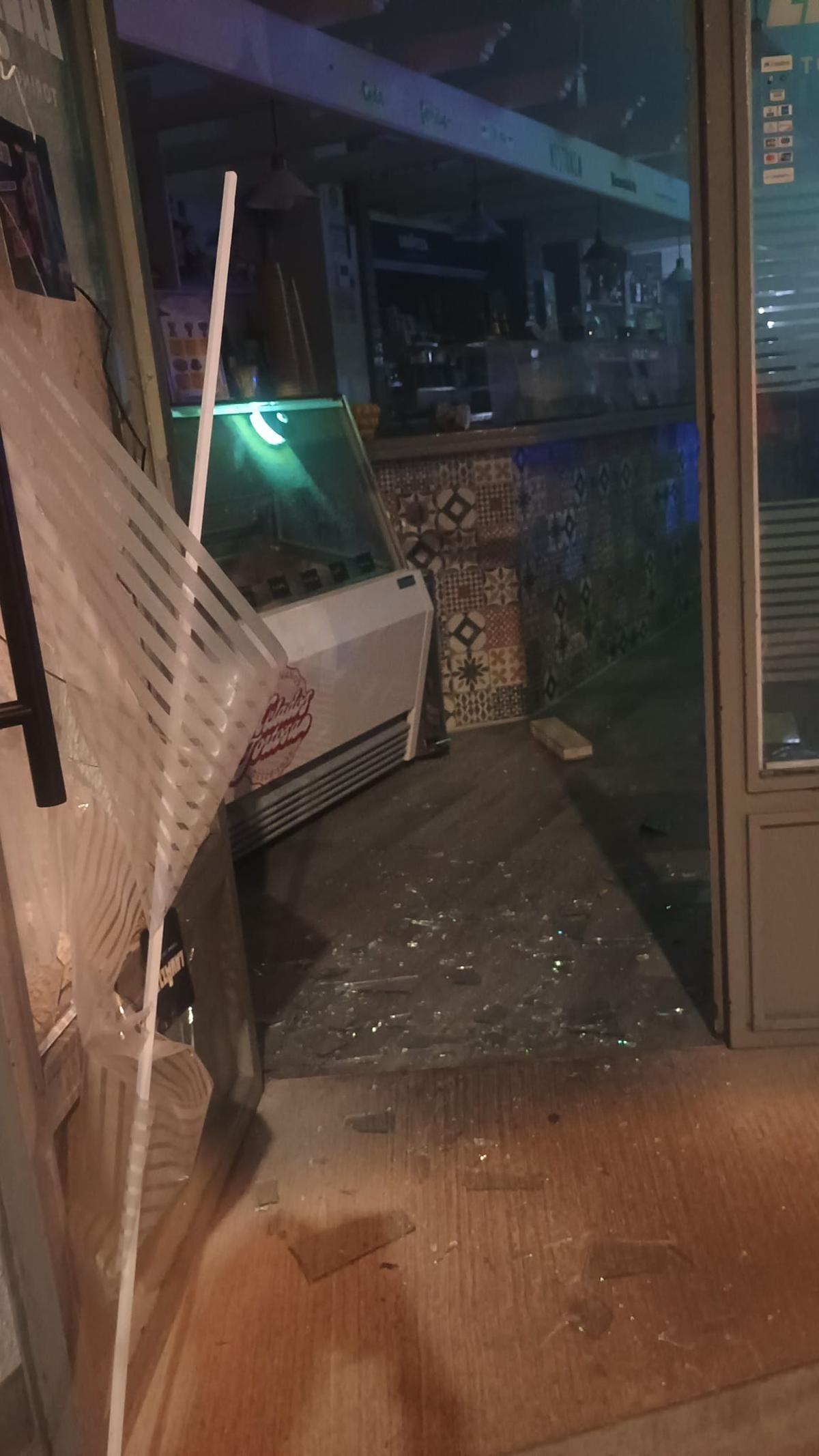 Robo a golpe de alcantarilla en la cafetería 'La Sicilia Bella', en la calle Graus, en la madrugada de este lunes.