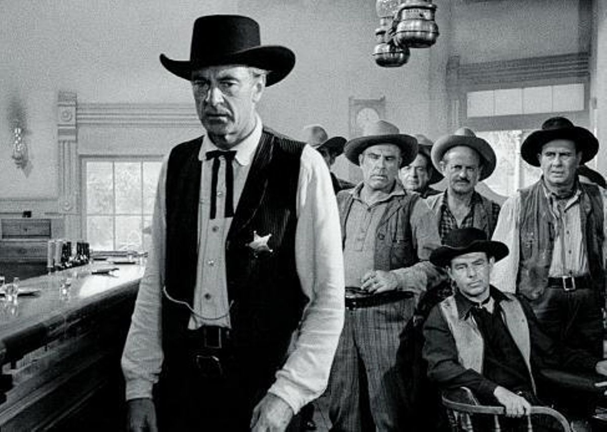 Gary Cooper 8Admirado por la chiquillería en ‘Solo ante el peligro’.