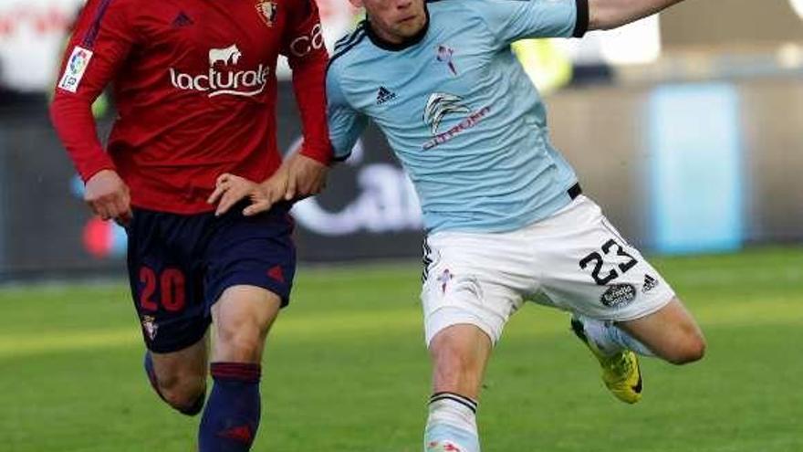 Krohn-Dehli disputa un balón con Silva. // LOF