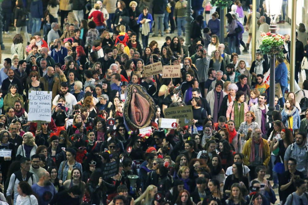 Cientos de personas se sumaron este miércoles a la marcha para conmemorar el Día Internacional de la Mujer. A la manifestación, que se inició en la Plaza de la Constitución a las 19.00 horas, acudieron asocaciones de mujeres como las Kellys de Málaga, Resistencia Feminista o el Movimiento Feminista Asociativo de Málaga