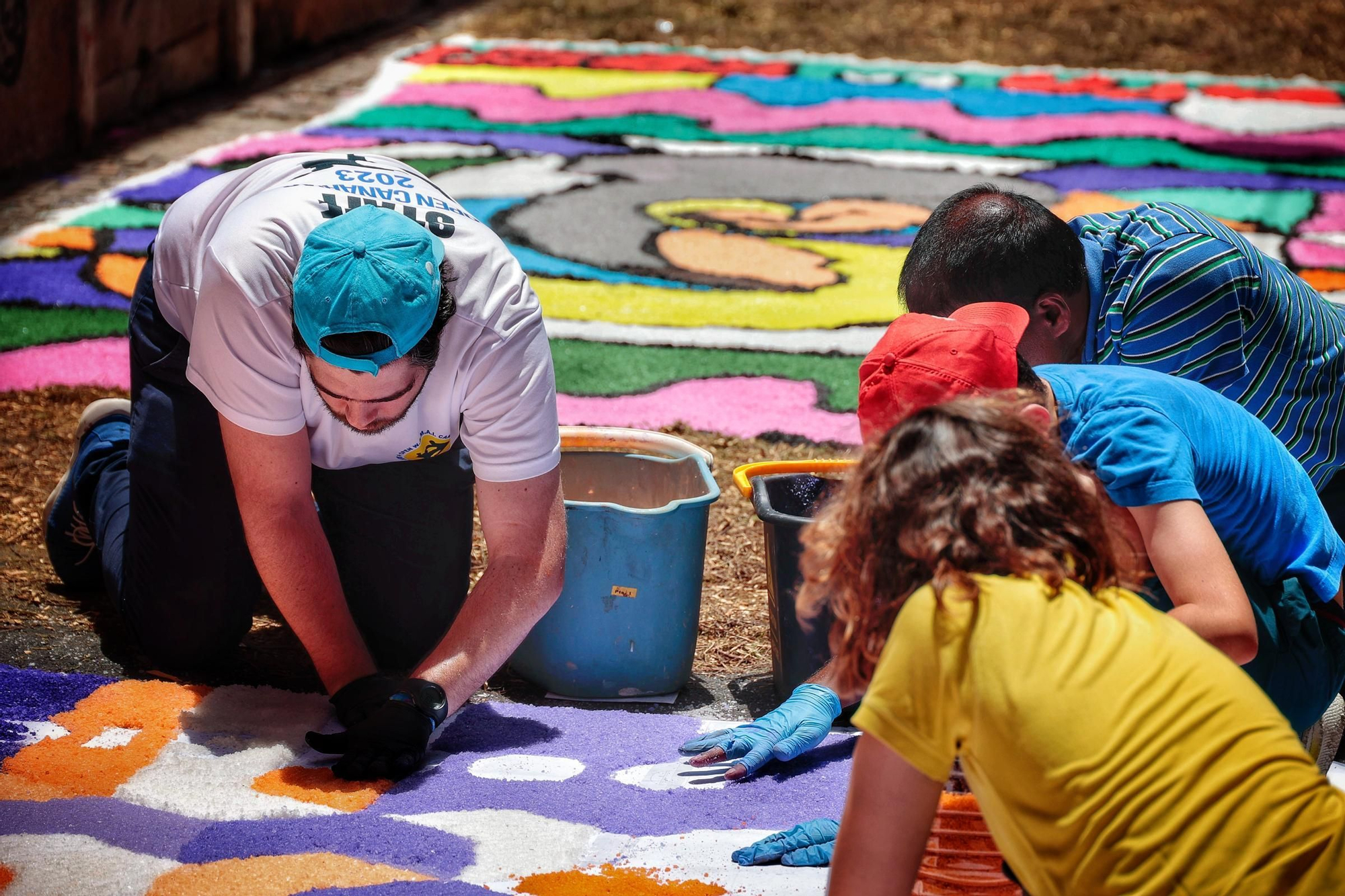 Elaboración de alfombras del Corpus en Santa Cruz