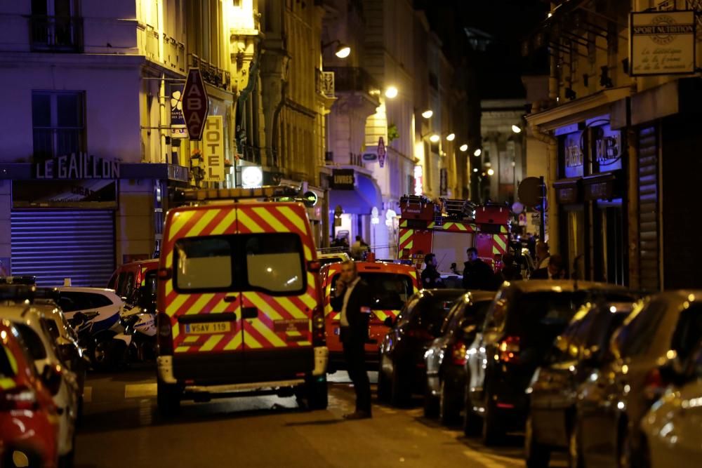 Un hombre ataca con un cuchillo a varias personas en París