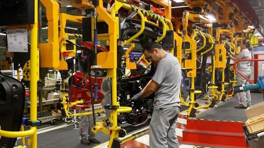 Operarios en la cadena de montaje de PSA-Citroën. / JOSÉ LORES