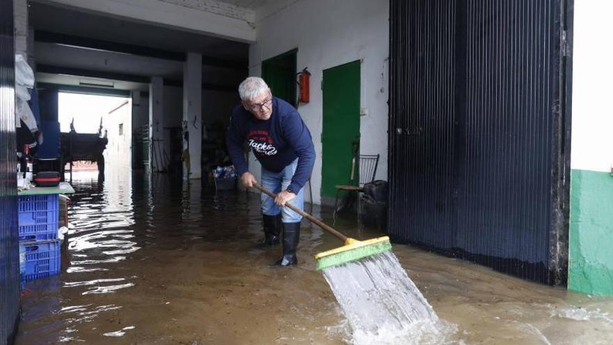 A la izquierda, un agricultor achica el agua que ha entrado en su alquería en Alaquàs, y a la derecha, el colapso de la A-3 a causa de las inundaciones. | EDUARDO RIPOLL/JM LÓPEZ