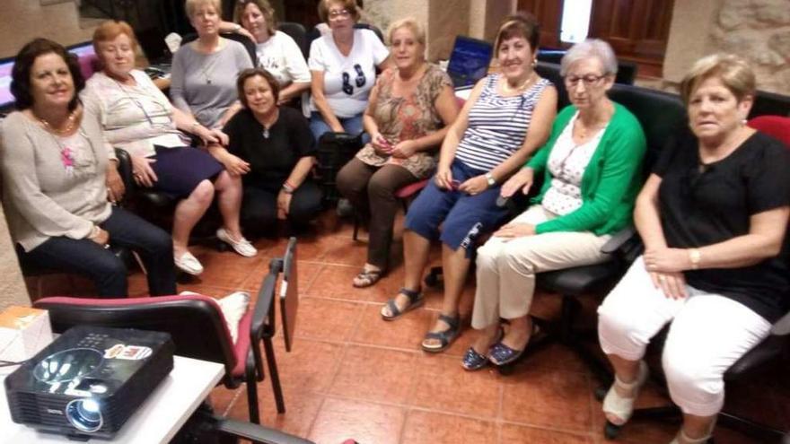 Grupo de mujeres participantes en un taller en la Casa de la Cultura de Fermoselle.