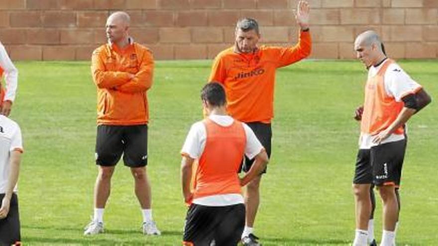 El técnico intentó involucrar a todos los jugadores por igual desde el primer minuto de entrenamiento