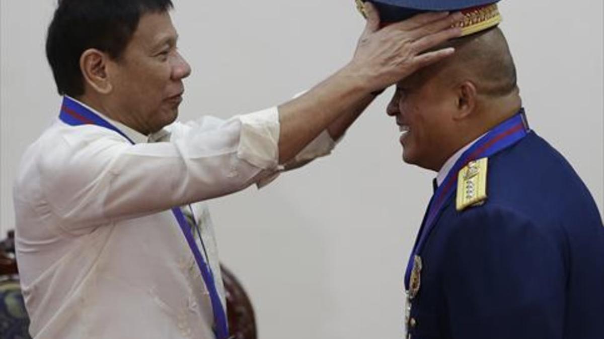 El presidente de Filipinas Rodrigo Duterte (izq), en una foto de archivo con el jefe de policía, Ronald de la Rosa.