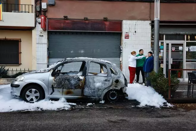 Les imatges del cotxe cremat a Santa Eugènia aquesta matinada