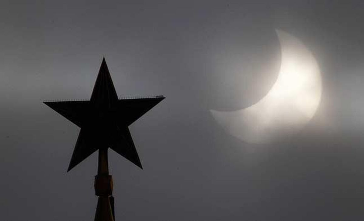 L’estrella del Kremlin, testimoni de l’eclipsi parcial de Sol.