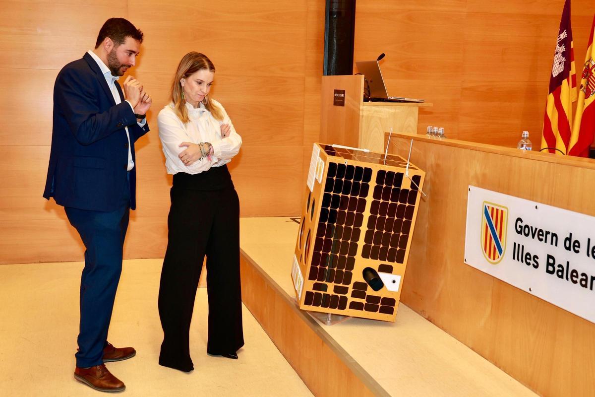 Marga Prohens, junto con el CEO y fundador de Open Cosmos, Rafel Jordà
