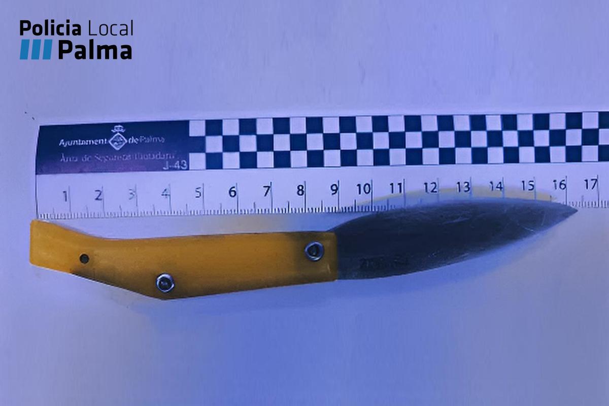 La navaja intervenida al detenido.