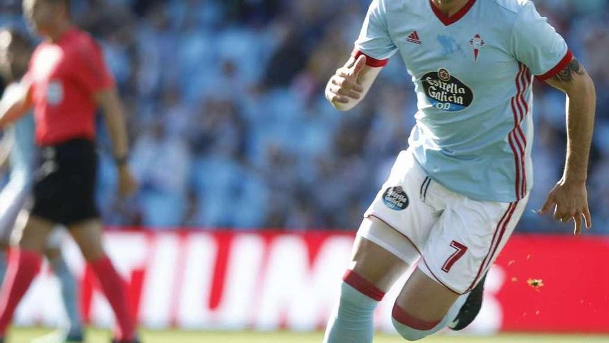 Maxi Gómez celebra un gol con el Celta en Balaídos. // Ricardo Grobas