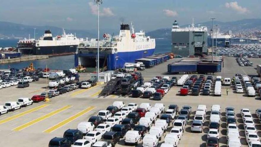 Terminal de transbordadores de Bouzas, desde donde salen varias líneas ro-ro con destino al Reino Unido con coches de PSA. // Ricardo Grobas