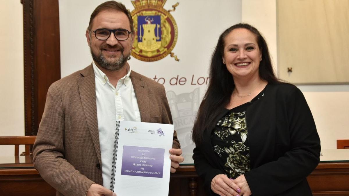 El alcalde, Diego José Mateos, y la edil de Mujer, Antonia Pérez.