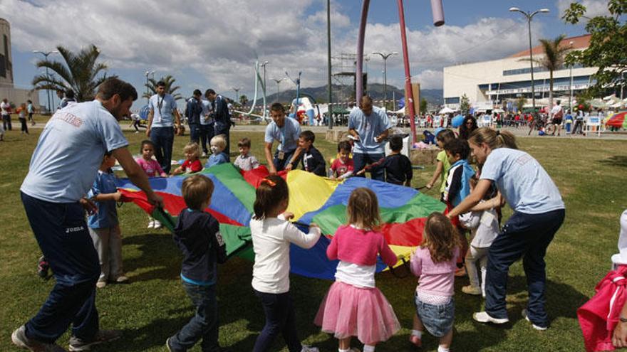 Un niño jugando  en un parque de Málaga.