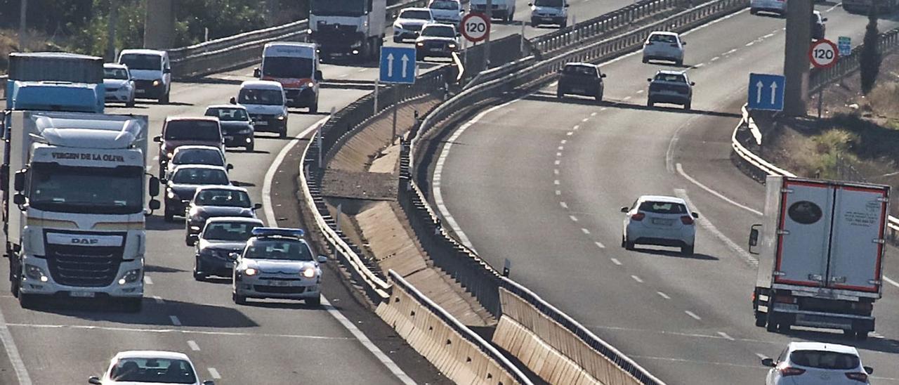 Un tramo de autovía como los que han sido estudiados por los investigadores de la Universidad Miguel Hernández en su trabajo. | TONY SEVILLA