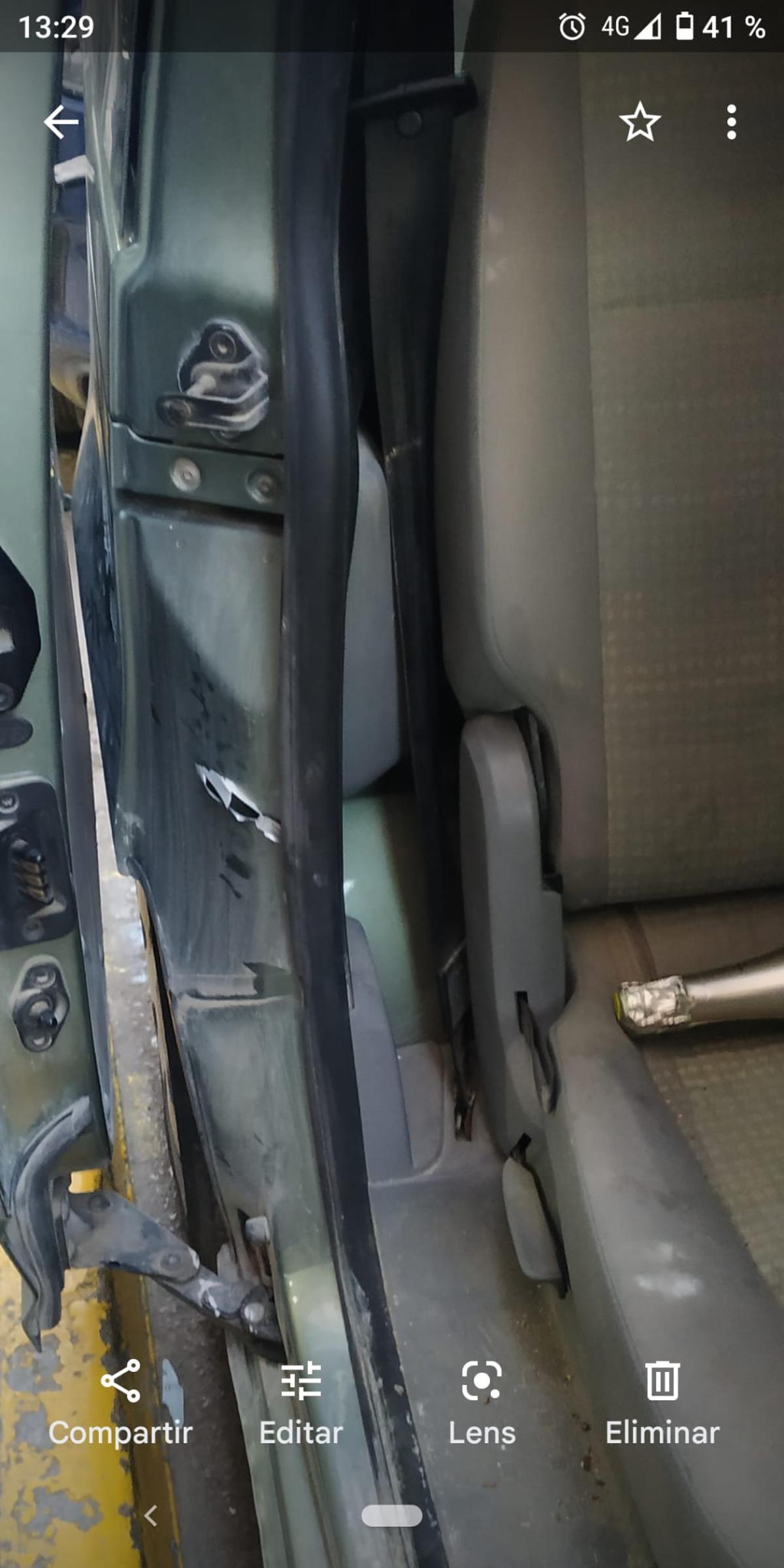 Un impacto de bala en una de las puertas del coche.