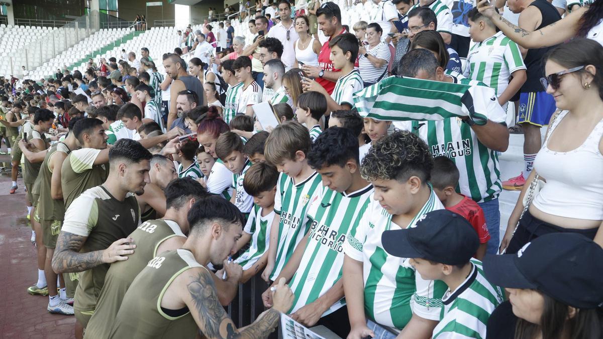 Los jugadores del Córdoba CF firman autógrafos en el entrenamiento a puertas abiertas de esta semana.