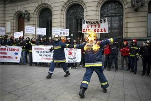 Concentración de bomberos en Zaragoza