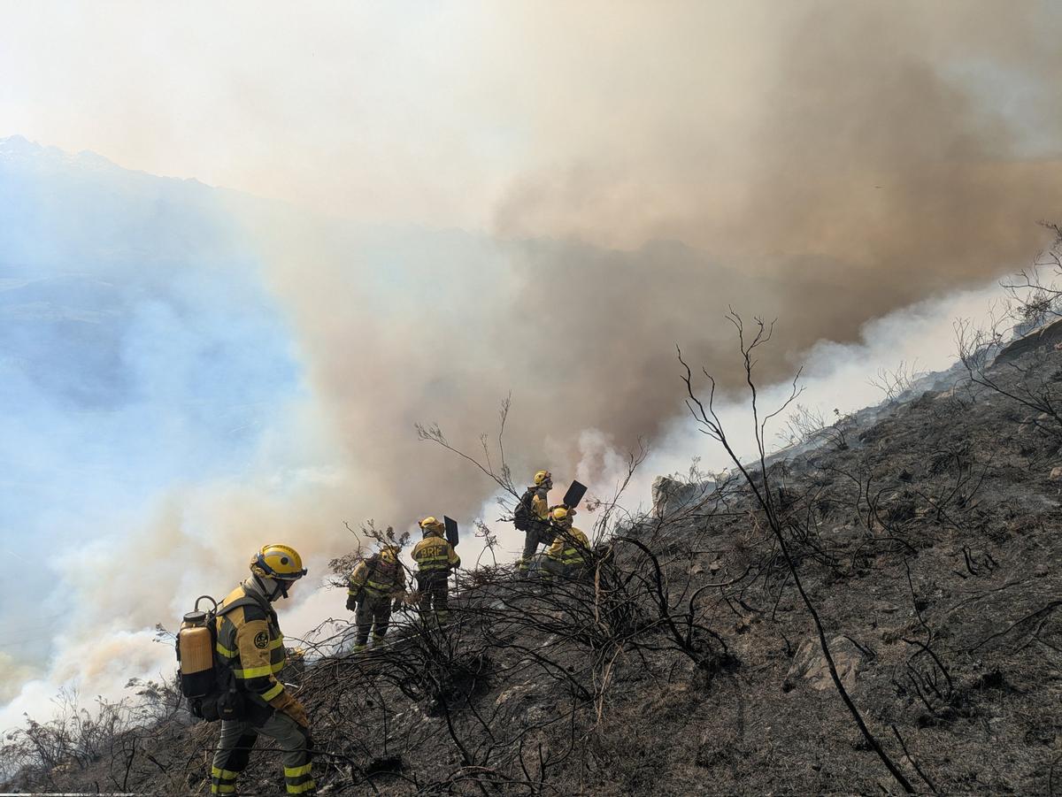 Extinción de uno de los fuegos de Cangas de Onís.