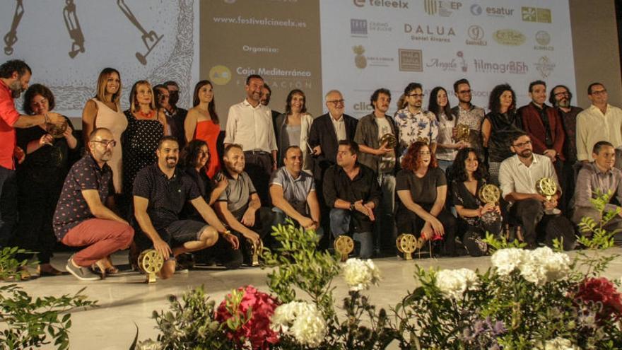 Foto de familia de los premiados en la edición del pasado año del Festival de Cine de Elche durante la clausura en el Hort del Xocolater.