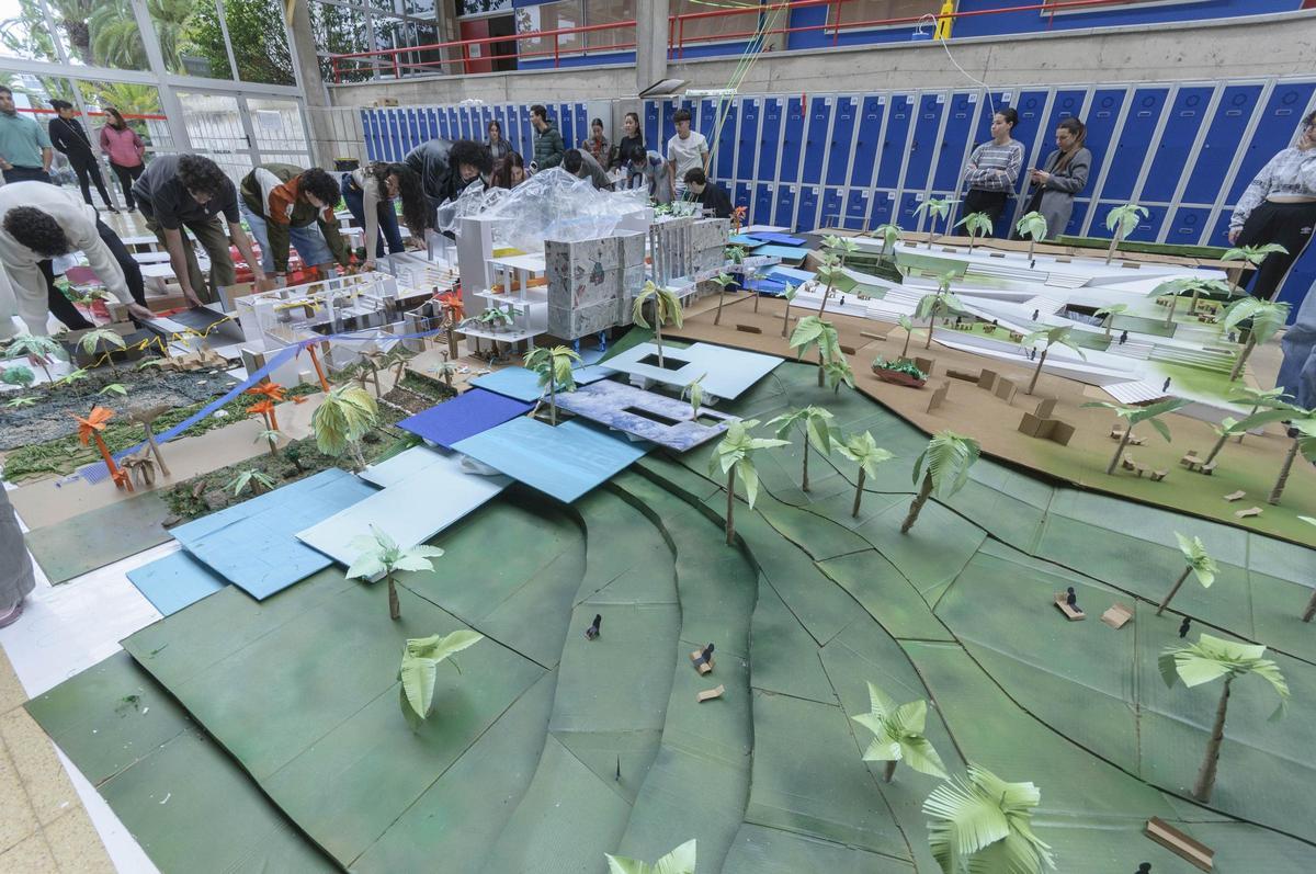 El alumnado de arquitectura durante la construcción de la maqueta de 70 metros cuadrados.