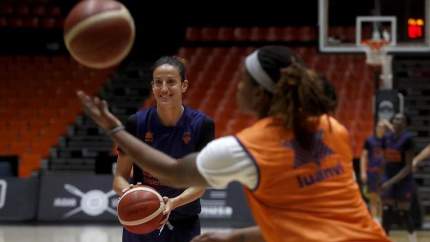 María Pina y Brown, durante el entrenamiento de ayer en La Fonteta.