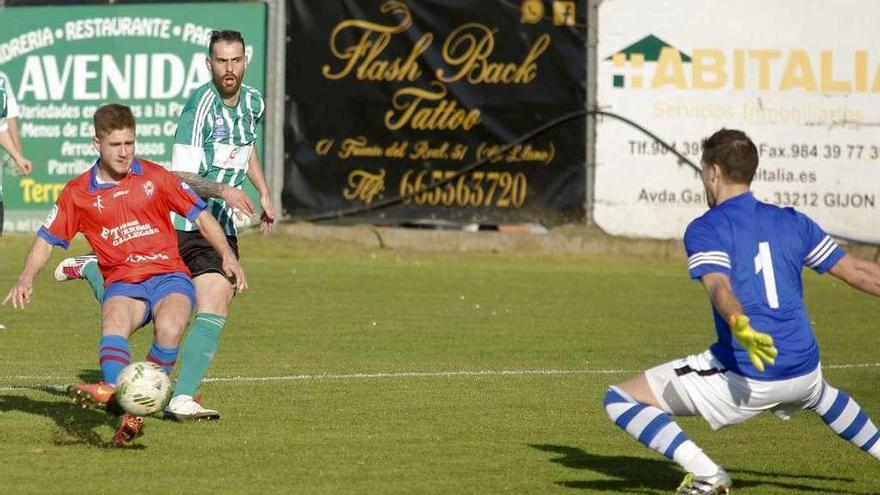 Jorge Cayarga se dispone a disparar ante la presencia de Jano y Fuertes en la acción del primer gol. juan plaza