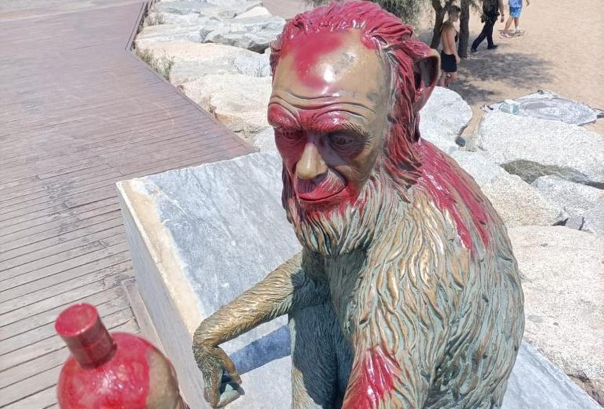 Vandalitzen la icònica estàtua de Badalona del mico de l’Anís Vandalitzen la icònica estàtua de Badalona del mico de l’Anís