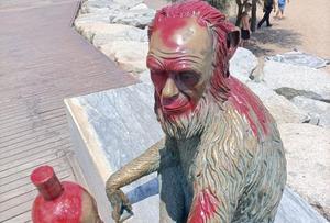 Vandalitzen la icònica estàtua de Badalona del mico de l’Anís