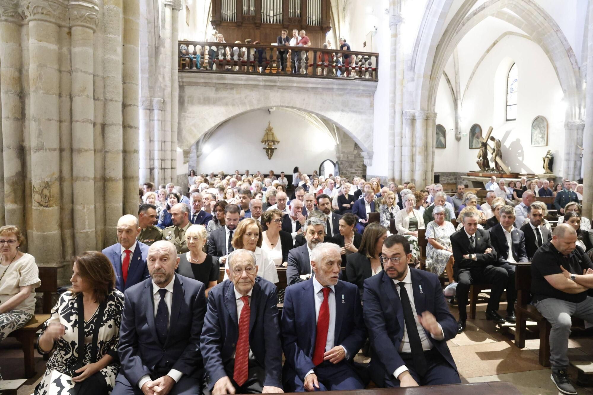 Las imágenes del funeral de Antonio Trevín en la basílica de Llanes.